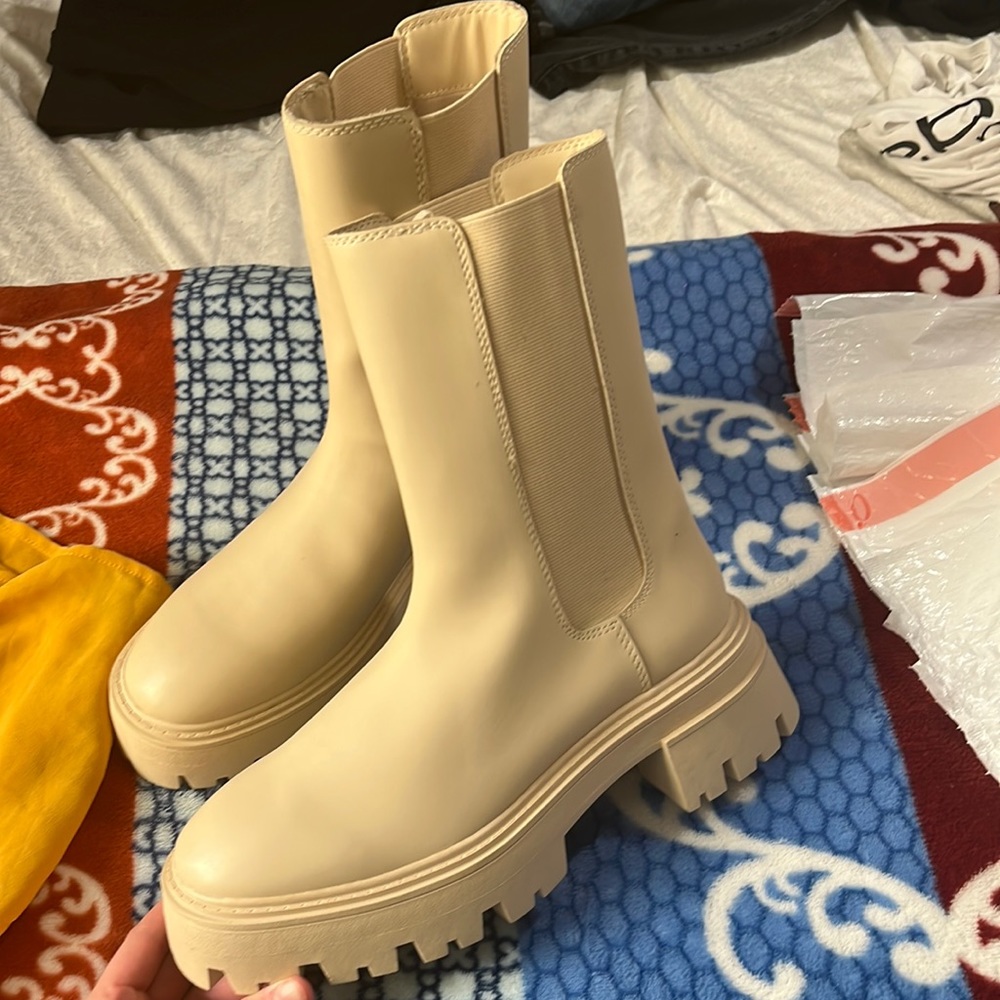 Never worn rain boots did not like how they looked on me